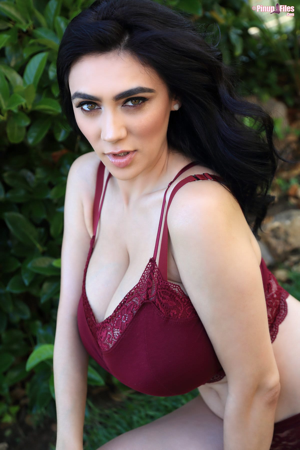Luna Amor strips her lingerie in the garden displaying her large boobs