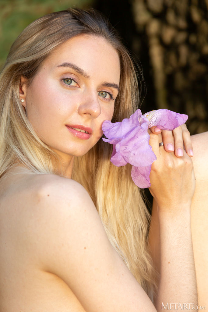 Emily Swan Slender Beauty Is Fresh As A Daisy In A Pretty Summer Dress