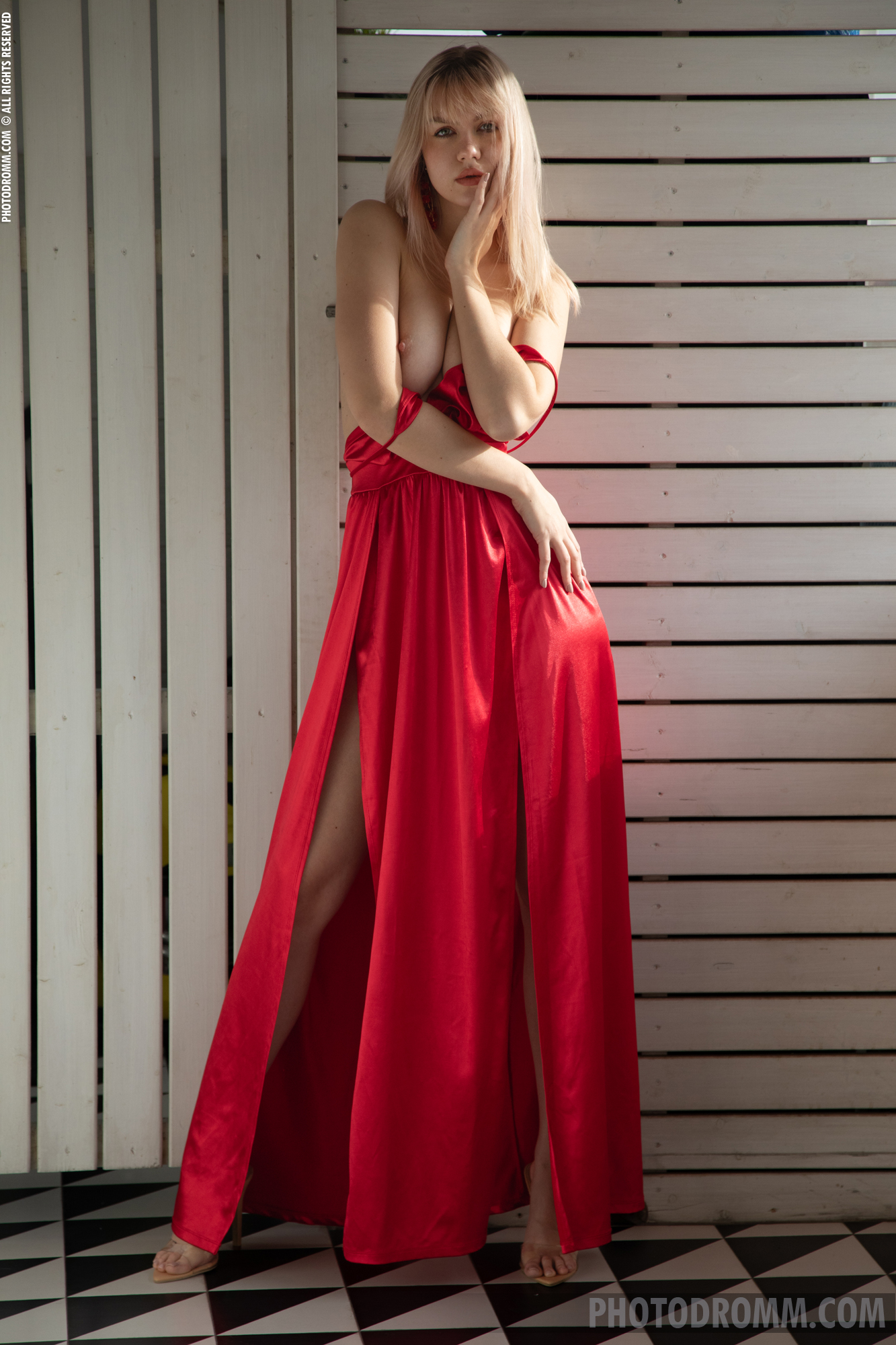 Layanna Blonde Busty Beauty - Photodromm