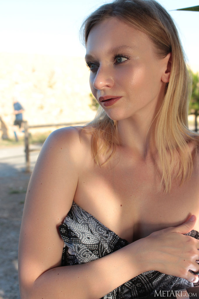 Annie Anne Sexy Beauty Lets Her Perfect Breasts Bounce Free