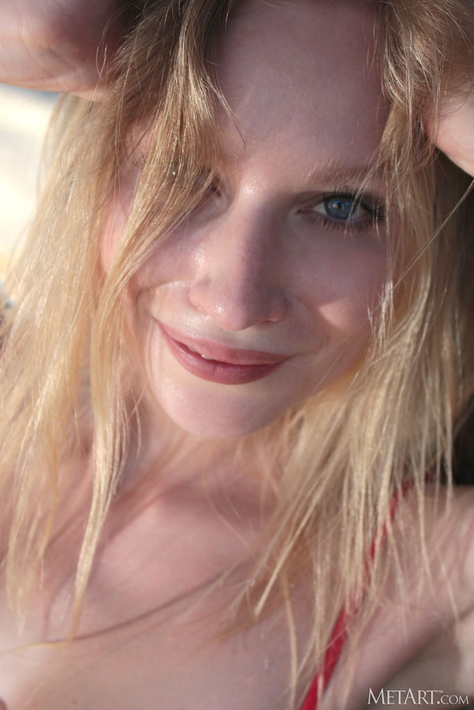 Annie Anne Sexy Beauty Lets Her Perfect Breasts Bounce Free