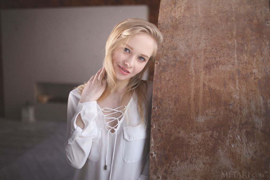 Lola Chic - Petite blonde gets her satisfaction on the floor