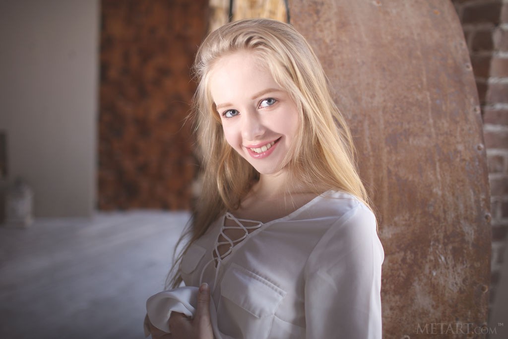 Lola Chic - Petite blonde gets her satisfaction on the floor