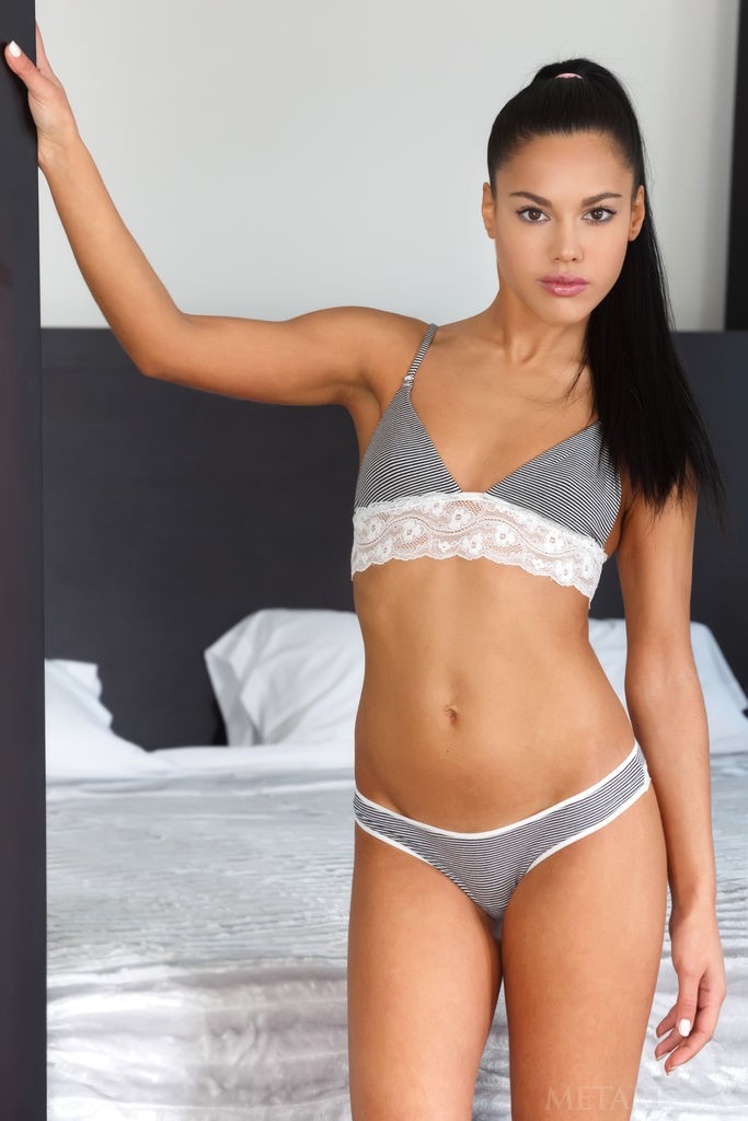 Apolonia - Fit babe shows the results of her efforts in gym