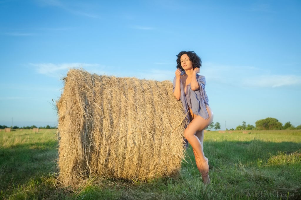 Pammie Lee - Ebony beauty with juicy tits naked outdoors photo shoot