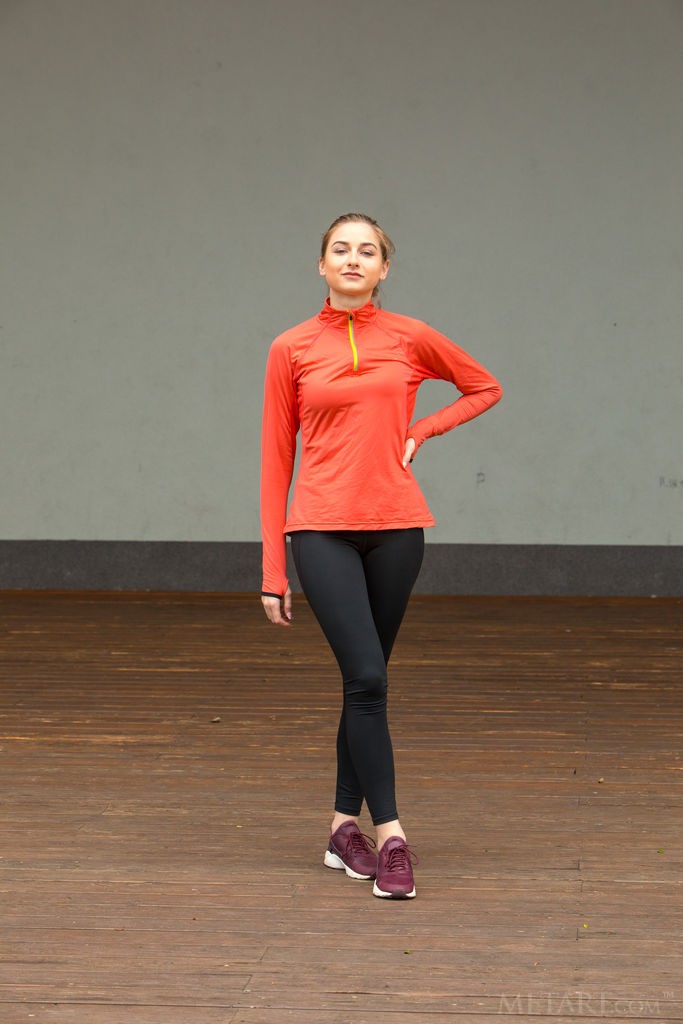 Amelia Gin - Work out and striping go hand in hand with this fit babe