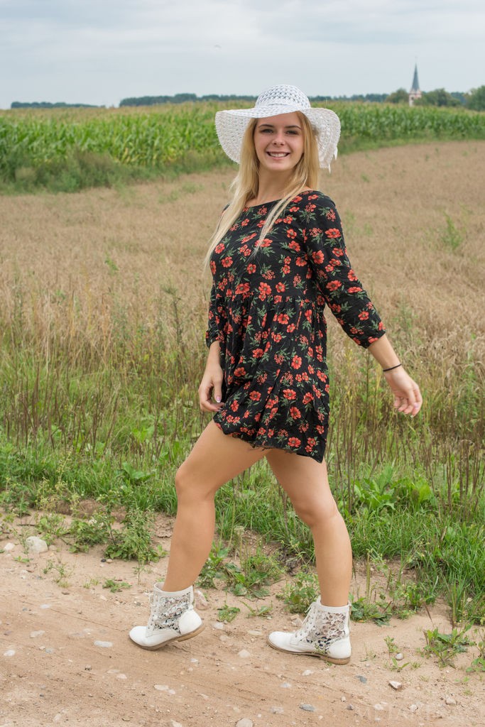 Yelena - A trip to the corn field and striping outdoors having fun
