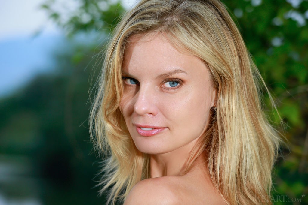 Heidi Hawley - Cute blonde teen enjoying a naked photo shoot on the lake