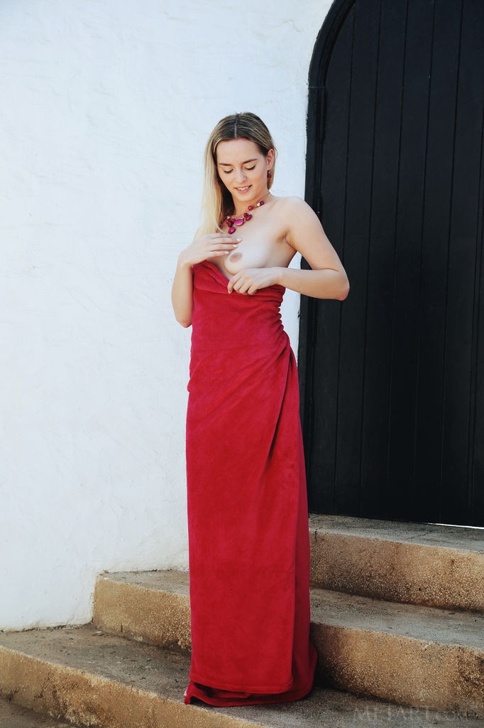 Jillean - Curvy blonde plays with her shaved pussy and red cloth