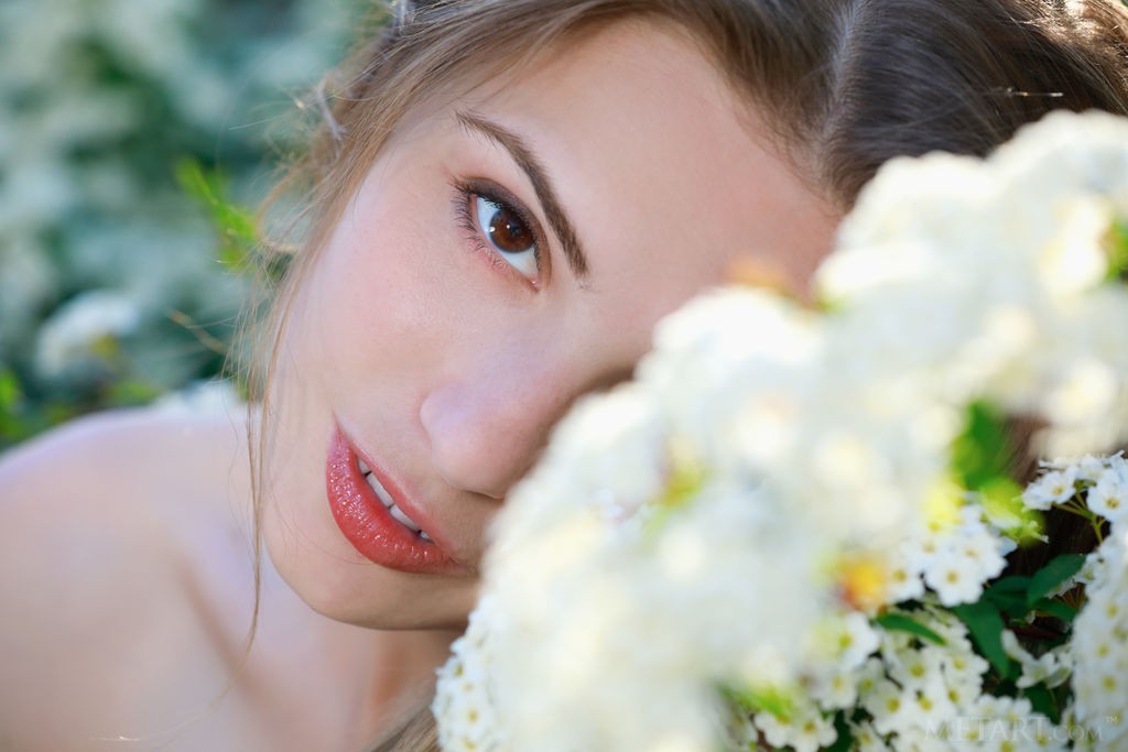 Elle Tan - Beautiful, thin model takes her pretty dress of to pose nude