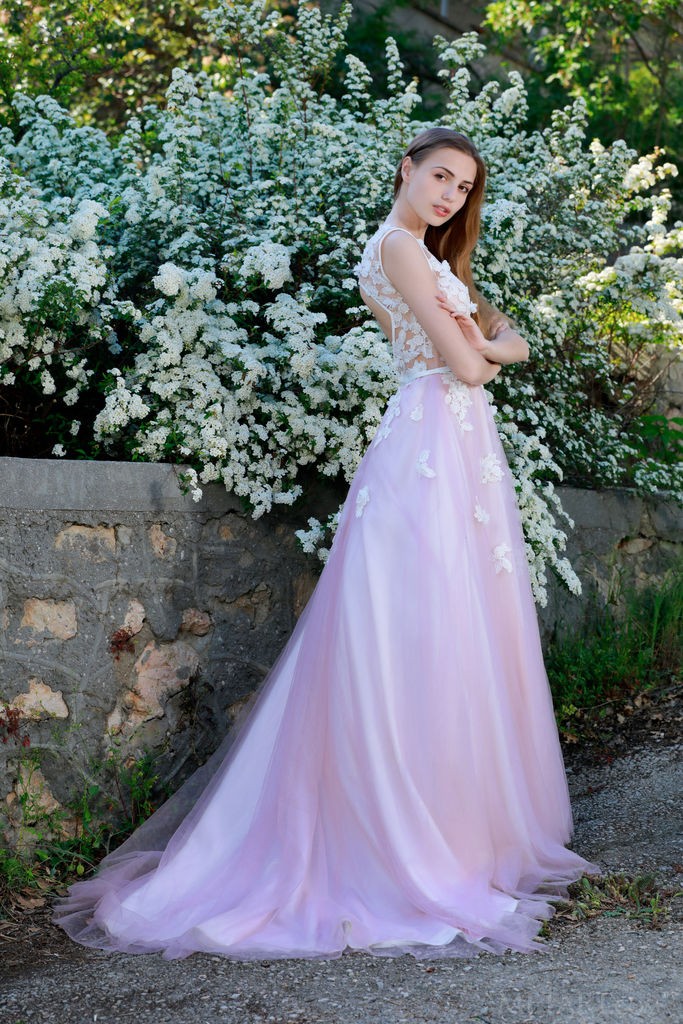 Elle Tan - Beautiful, thin model takes her pretty dress of to pose nude