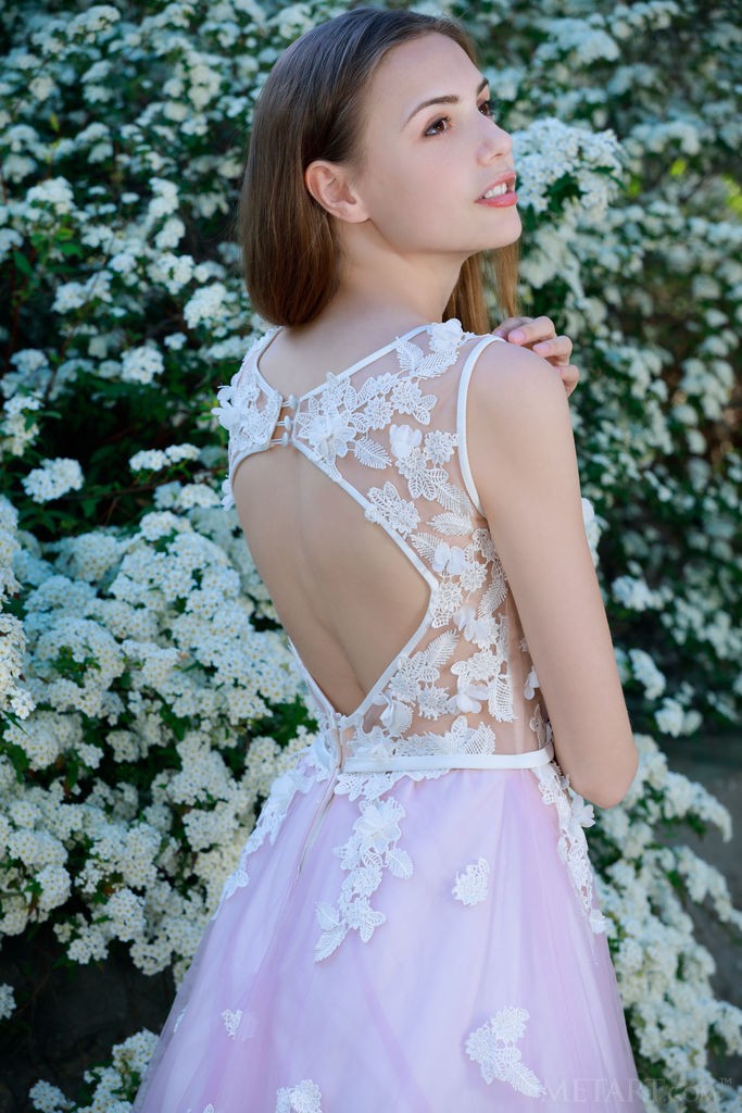 Elle Tan - Beautiful, thin model takes her pretty dress of to pose nude