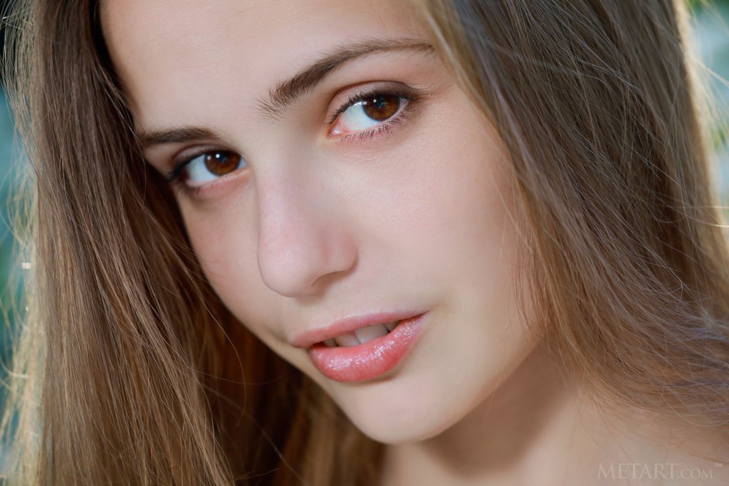 Elle Tan - Beautiful, thin model takes her pretty dress of to pose nude