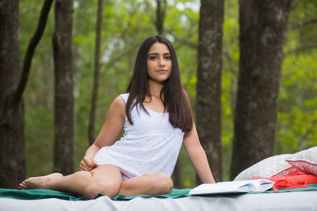 Cira Nerri - Outdoor loving hottie takes her bed into the forest