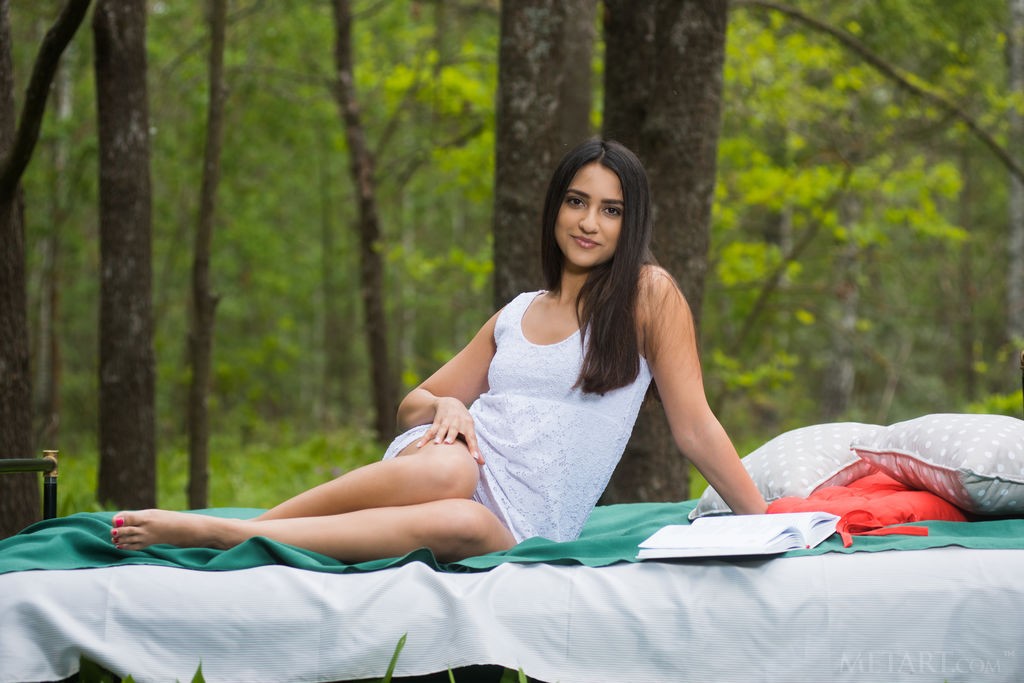 Cira Nerri - Outdoor loving hottie takes her bed into the forest