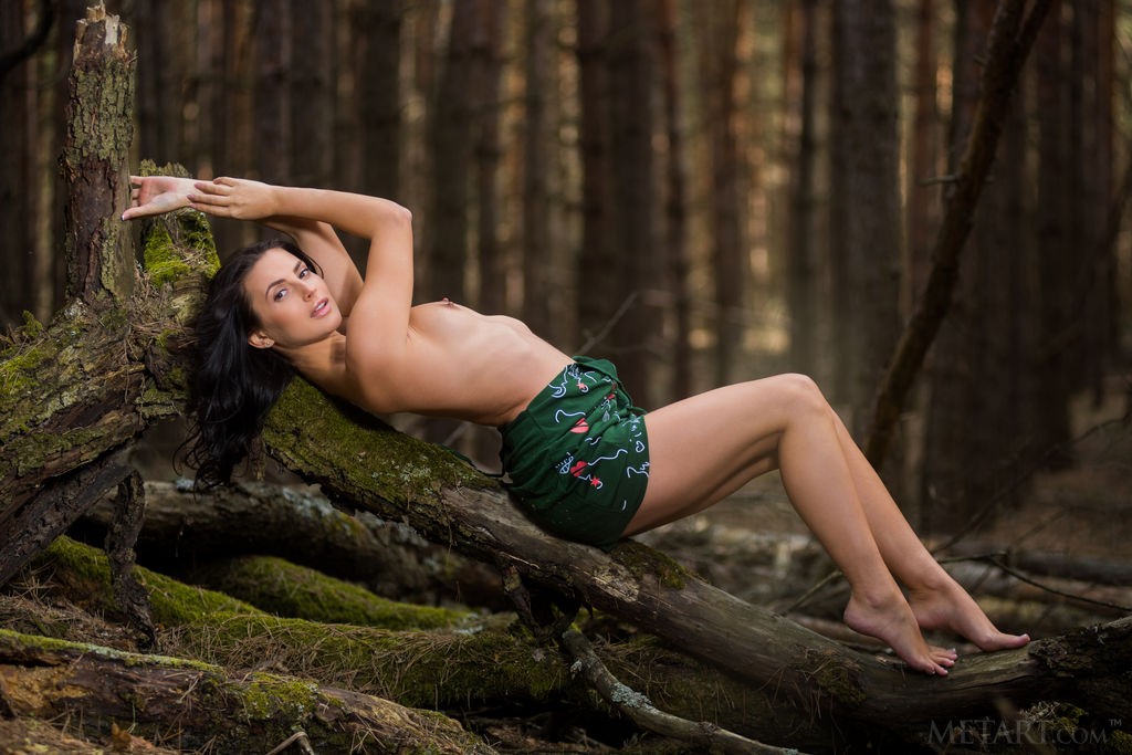 Jasmine Jazz - Photographer gets naked in nature and takes pictures